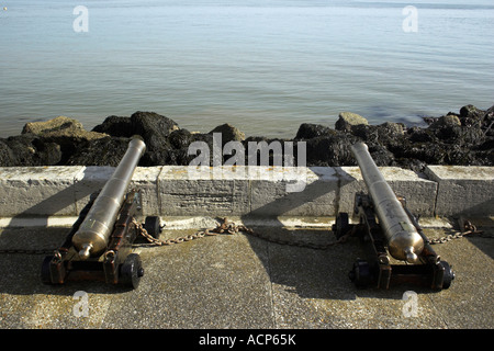 Canon de départ - Royal Yacht Squadron / Cowes Castle - Île de Wight. Banque D'Images