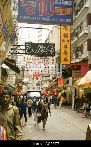 Clients dans un marché de rue dans le quartier de Wan Chai de Hong Kong Banque D'Images