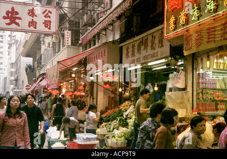 Clients dans un marché de rue dans le quartier de Wan Chai de Hong Kong Banque D'Images