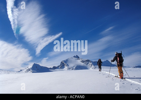 Passage de ski de randonnée un vaste étendue de neige dans la Haute Maurienne Le Parc National de la Vanoise, France Banque D'Images