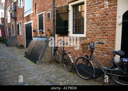 Avec les vélos garés dans Backstreet Middelburg, Ville en Hollande, Pays-Bas, Europe Banque D'Images