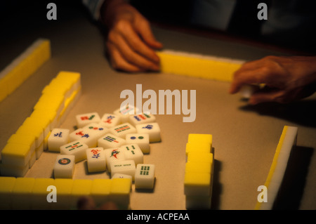 Mahjong Hong Kong hommes jouant au jeu de société traditionnel chinois années 1990 1991 China HOMER SYKES Banque D'Images