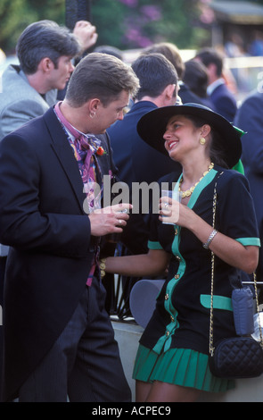 Couple à dans l'amour, heureux souriant, attentif, Ladies Day Royal Ascot courses hippiques dans la barre fin de la journée de course 1990s Angleterre HOMER SYKES Banque D'Images