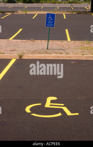 Place de parking handicapés parking peint l'espace pour les personnes handicapées personnes Banque D'Images