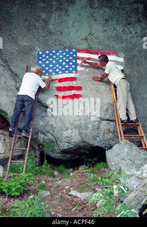 Peinture patriotique des anciens combattants de la guerre de Corée un drapeau américain sur un gros rocher Banque D'Images