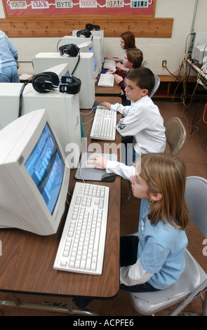 Les enfants d'une classe d'informatique à l'école Banque D'Images