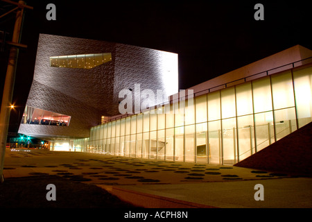 Minneapolis Minnesota MN USA. Walker Art Center et le restaurant Wolfgang Puck 20,21 dans la fenêtre inférieure. Banque D'Images