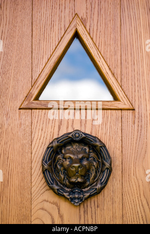 Heurtoir en laiton en forme de tête de lions sur une porte en bois à Amaravati monastère bouddhiste Angleterre Grande-Bretagne Banque D'Images