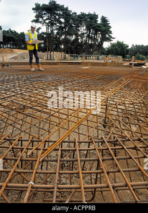 L'inspection de l'acier pour une dalle renforcée à une usine de traitement des eaux usées en construction. Banque D'Images