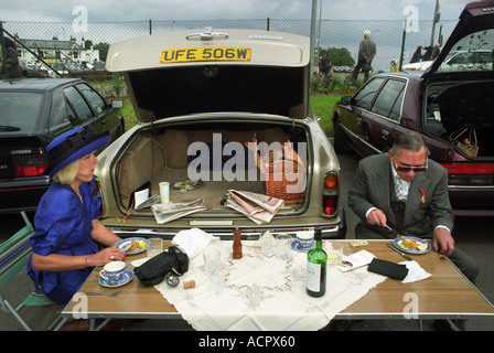 Un COUPLE AYANT UN PIQUE-NIQUE DU COFFRE DE LEUR ROLLS ROYCE AU DERBY d'Epsom Banque D'Images