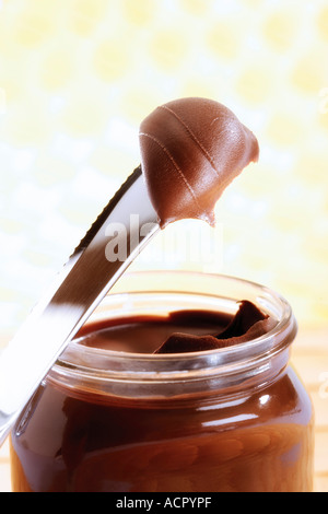 Pâte à tartiner au chocolat dans un pot avec un couteau, close-up Banque D'Images