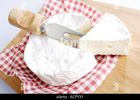 Camembert frais sur planche, elevated view Banque D'Images
