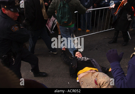 Manifestant entraînés par la police lors d'une manifestation pour protester contre la guerre des États-Unis et la guerre de l'Iraq à New York City Banque D'Images