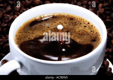 Tasse de café avec goutte de lait Banque D'Images