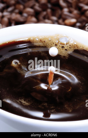 Tasse de café sur les grains de café, close-up Banque D'Images