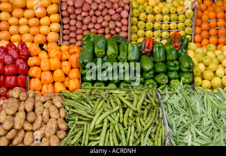 Les agriculteurs produisent sont soigneusement disposées en vente sur le marché Central (Marche) à Casablanca, Maroc Banque D'Images