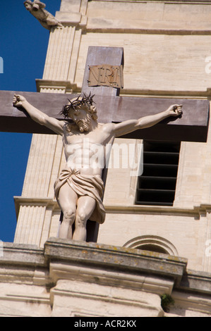 Statue du Christ crucifié sur la cathédrale d'Avignon INRI Banque D'Images
