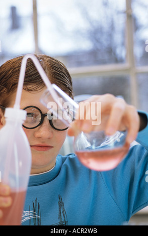 Boy (10-11) dans le laboratoire chimique, close-up Banque D'Images