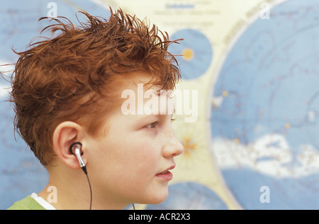 Boy (10-11) wearing headphones, close-up Banque D'Images
