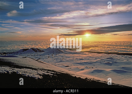 Lever du soleil sur la neige incrustée de sommet du Mauna Kea sur l'île principale des cônes Banque D'Images