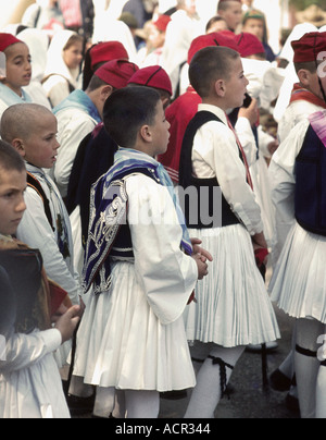 Les garçons grecs dans leur costume national marchant dans la independece day parade Banque D'Images