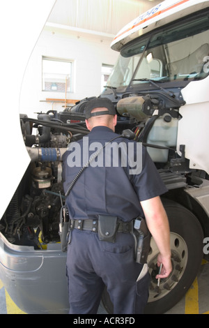 State Trooper patrouille inspecte un camion commercial ( camion ) à une station de pesage sur la I-80 en direction de l'Est. Nebraska State Patrol, USA. Banque D'Images