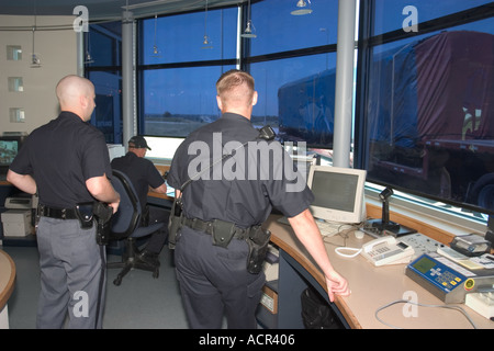 Troopers regarder les camions traversent les balances à l'Waverly station de pesage Nebraska State Patrol Application Transporteur Banque D'Images