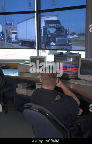 Troopers regarder les camions traversent les balances à l'Waverly station de pesage Nebraska State Patrol Application Transporteur Banque D'Images