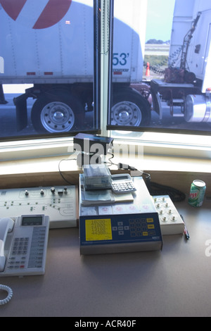 Indicateurs de l'échelle numérique, les camions sont pesés en mouvement à la station de pesage Waverly Nebraska State Patrol Application Transporteur Banque D'Images