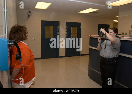 Processus de réservation en prison au bureau du shérif. Tout le monde qui sert de temps dans la prison sur le booking. New York, USA. Banque D'Images