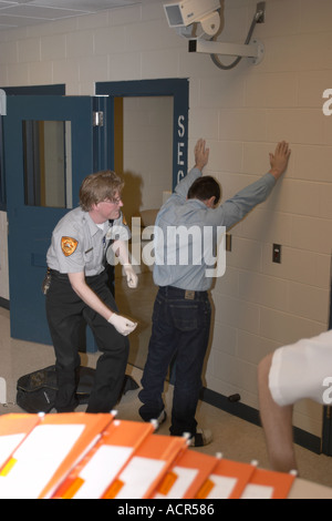 Processus de réservation en prison au bureau du shérif. Tout le monde qui sert de temps dans la prison sur le booking. New York, USA. Banque D'Images