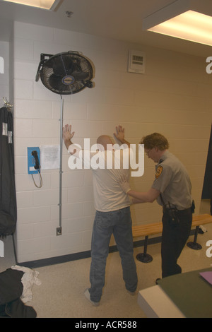 Processus de réservation en prison au bureau du shérif. Tout le monde qui sert de temps dans la prison sur le booking. New York, USA. Banque D'Images