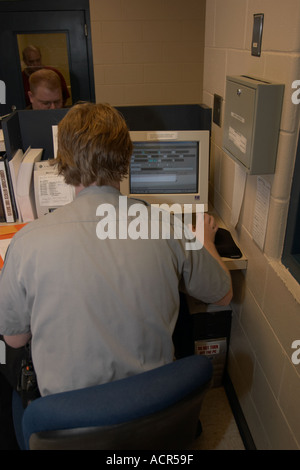 Réservation prison Entrer l'information dans un système informatique Saline Comté Sheriff s Office Nebraska Banque D'Images