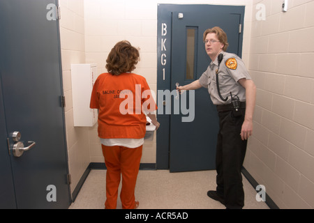 Processus de réservation en prison au bureau du shérif. Tout le monde qui sert de temps dans la prison sur le booking. New York, USA. Banque D'Images