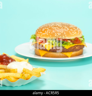 Cheeseburger avec frites, close-up Banque D'Images