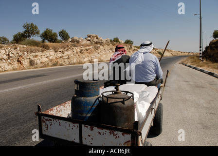 Les villageois palestiniens à cheval sur un âne en chariot au sud de la région d'Hébron, en Cisjordanie. Israël Banque D'Images