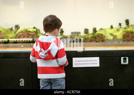 27 octobre 2006 Lewis l'âge de 5 ans, regarde le chemin de fer modèle, Swindon Railway Museum Banque D'Images