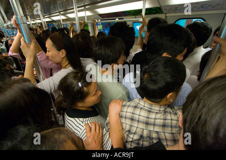 Métro de Shanghai train bondé à l'intérieur du transport en commun rapide système de métro de Shanghai Chine Banque D'Images