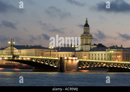 Nuit Blanche de Saint-Pétersbourg, le palais, le pont Kunstkamera, Russie Banque D'Images