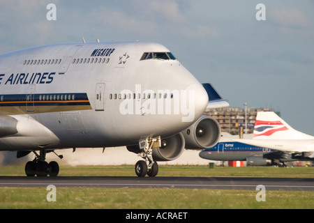 Close-up of Boeing 747-412 de Singapore Airlines à l'aéroport Heathrow de Londres Angleterre Royaume-uni Banque D'Images