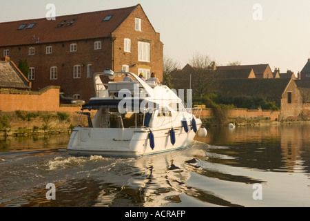Un cruiser blanc glisse le long de la rivière Trent à Newark, Angleterre Banque D'Images