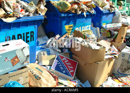 L'étroit contenant pour Überfüllter Altpapiercontainer le recyclage du papier Banque D'Images