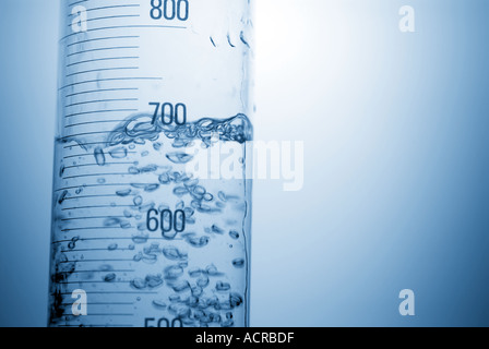 Test de mesure mesure tube couleur couleur bulles sciences scientifique en recherche et développement chimie chimiste médical biologie Banque D'Images
