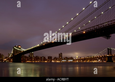 Brooklyn et Manhattan Bridge at Dusk New York USA Banque D'Images