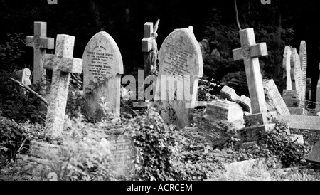 Image en noir et blanc de pierres tombales au Cimetière de Highgate Banque D'Images