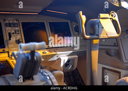 Instruments de vol sur un tableau de bord dans un poste de pilotage d'un Boeing 777, montrant les cadrans d'instrumentation et les chapes de commande Banque D'Images