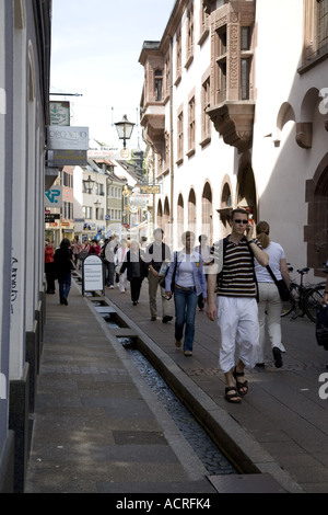 Rathausgasse et Bächle, Freiburg, Allemagne Banque D'Images