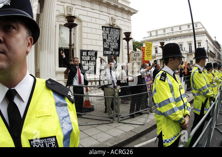 Police à un gay pride de protestation anti religieuse Londres 2005 Banque D'Images