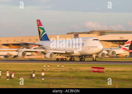 South African Airways Boeing 747-444 à l'aéroport Heathrow de Londres Angleterre Royaume-uni Banque D'Images