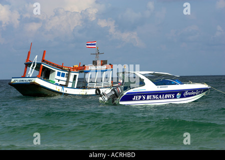 Bateau traditionnel thaïlandais et bateau amarré au large de Ko Samet plage Thaïlande Banque D'Images